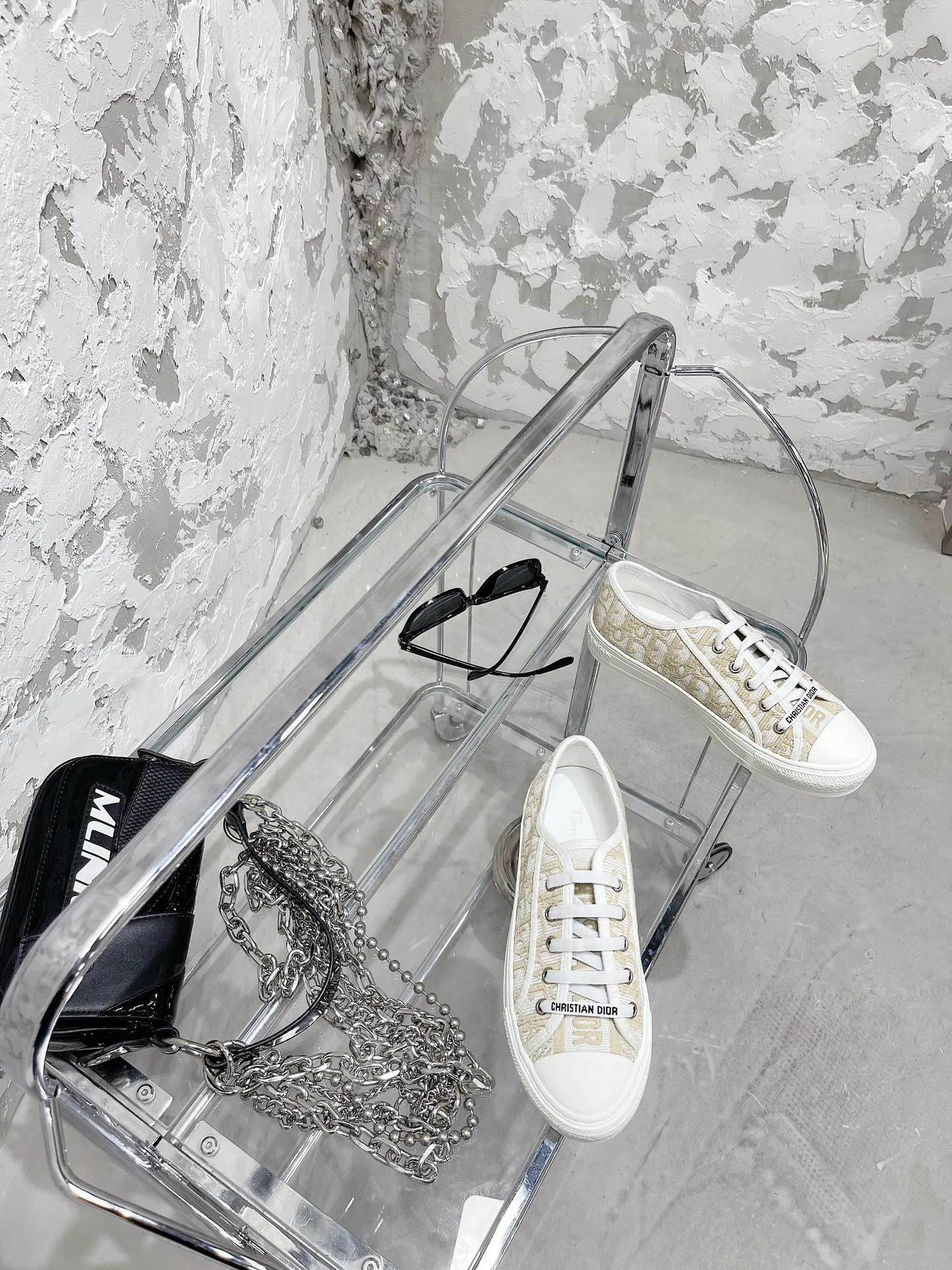 👟👟Ex-factory price 480👟👟 Women's Shoes Women's Clothing WALK N DIOR Embroidered Canvas Shoes Flat Casual Shoes Valentine's Day Limited Edition Sneaker Series Cotton Silk Double-sided Three-dimensional Embroidery, Authentic Stores Rush to Buy and Release Hot Style, Ins Star Internet Celebrity Concave Style Show.  All materials of this shoe are original molds, right down to the hardware, laces, outsole, 👟👟 ex-factory price U mid-pad... The upper fabric is made of double-sided pure cotton silk three-dimensional electric embroidery. Each style looks colorful, but it does not make it difficult to match clothes. The entire series is like a piece of handicraft, unique!  ▪️Inner lining: full-grain mixed sheep silk sheepskin ▪️Foot pads: imported cowhide of the same color, comfortable to the feet ▪️My last style is exactly the same as Z👟👟 ex-factory price, welcome to compare. My color matching is complete, and the counter has a full set of packaging. Code number: 35-40 (women's model 41 is custom-made and cannot be returned or exchanged)